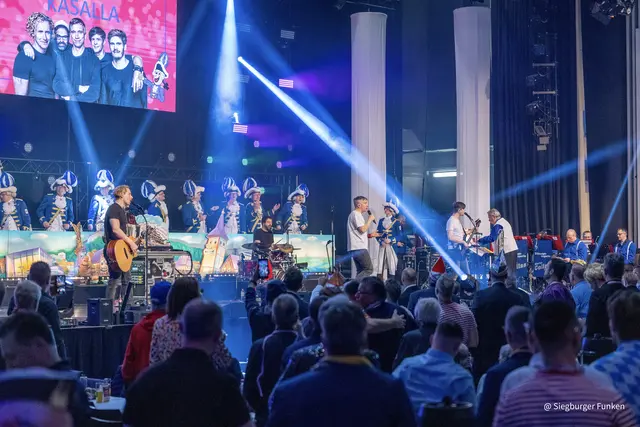 Auf der blau-weißen Herrensitzung im Rhein Sieg Forum begeisterten das Spitzenprogramm – u.a. mit „Kasalla“ – sowie auch das moderne und elegante neue Lichtkonzept.  | Foto: S. Stock