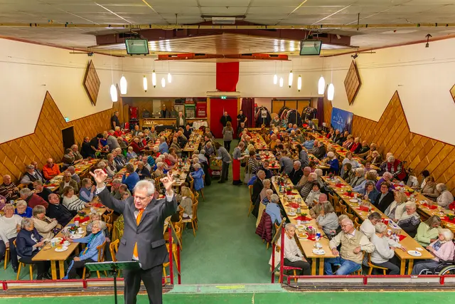 Zu Beginn stimmte der Kirchenchor Mondorf mit einem Potpourri aus unvergesslichen Liedern die Gäste stimmungsvoll ein. Es wurde mitgesungen und geschunkelt. | Foto: Sebastian Wessel