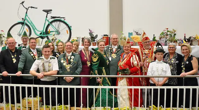 Rauschender Krönungsball der Roisdorfer Grünröcke: Die gekrönten Majestäten, Roisdorfs Prinzessin Nicole I. sowie das Alfterer Jubiläumsprinzenpaar Harald I. und Gabi II. mit Ehrengästen. | Foto: fes