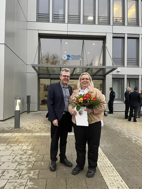 „Dorfschützin“ Susanne Janzen und DG-Chef Manfred Bengsch vor der Kreispolizeibehörde in Bergheim. | Foto: Manfred Bengsch