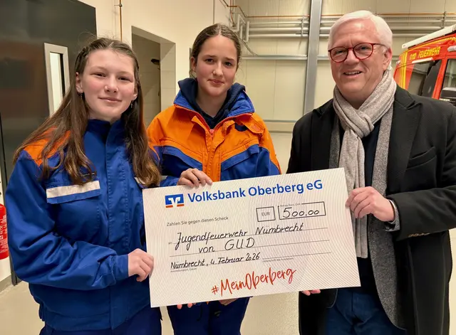 Sara Polke und Frieda Groneuer freuen sich über die Spende, Manfred Bestgen übergibt den symbolischen Scheck  | Foto: Weber