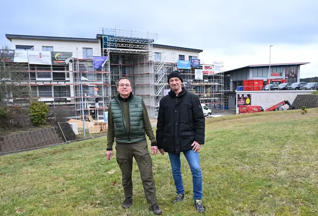 Rolf Schäfer (l.) und Guido Bauer vor der im Bau befindlichen „Heimatpassage“ an der Bruchgasse. Direkt angrenzend: das Fitnesscenter „Clever Fit“, ebenfalls ein Projekt der beiden Mechernicher Unternehmer. | Foto: Manfred Lang/pp/Agentur ProfiPress
