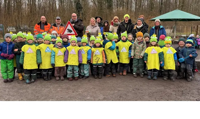 Zur Übergabe der offiziellen Straßenschilder trafen sich Bürgermeister Uwe Tietz, die Technische Beigeordnete Magdalena Pötschke, Mitarbeitende von Stadt und Stadtbetrieb jetzt mit den Kindern der Waldkita „Die Waldkönige“.  | Foto: Stadt Frechen