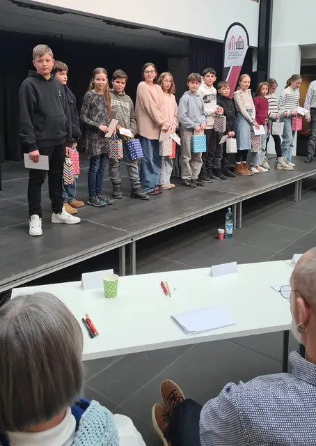 Die Teilnehmer mit vollen Geschenktüten für ihre Leistung.  | Foto: Veranstalter