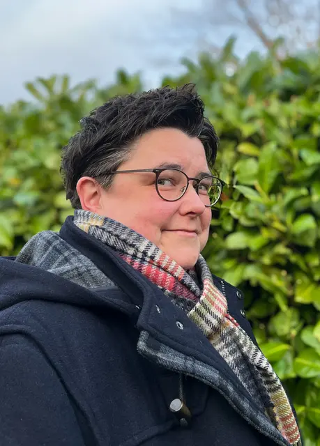 Die Rheinbacher Autorin Anne-Marie Keßel schreibt Drehbücher, Hörspiele und Romane – und feierte jetzt mit ihrer Märchenkomödie „Es war einmal … anders!“ eine Premiere im Theater am Lohmarkt. | Foto: J. Hornstein/Rheinbach liest e.V.