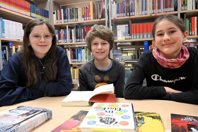 Vorbereitung auf den Vorlesewettbewerb: Jonathan Fronhoffs (Mitte) übt mit Unterstützung der früheren Teilnehmerinnen Charlotte und Henriette in der Öffentlichen Bücherei St. Martin in Rheinbach. | Foto: Rheinbach liest e.V.