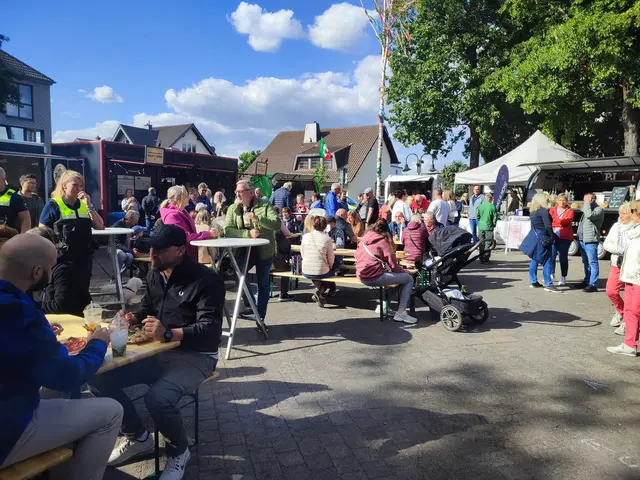 Der Feierabendmarkt auf dem Adenauerplatz in Mondorf ist immer sehr beliebt und gut besucht.  | Foto: Archiv/Bracker