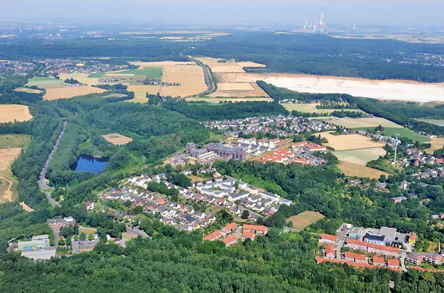 Der Stadtteil Grube-Carl verdankt seinen Namen einer ehemaligen Brikettfabrik, die von 1905 bis in die 1990er-Jahre genutzt wurde. Aktuell leben dort rund 2.000 Menschen. Ursprüngliche Planungen sehen eine sukzessive Ausweitung auf rund 5.000 Einwohner vor.  | Foto: Archiv/Stadt Frechen