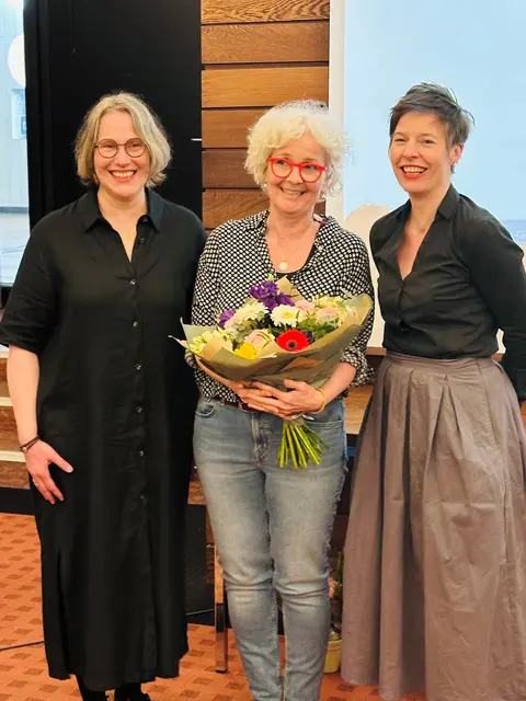 Große Freude bei der Preisverleihung: Die Preisträgerin Monika Lauer erhält im Beisein von Astrid Günther, Gleichstellungsbeauftragte des Kreises Euskirchen, und der stellvertretenden Landrätin Annegret Lewak den Margaretha-Linnery-Preis. | Foto: Pressestelle Kreis Euskirchen