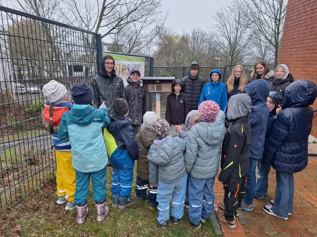Auch strömender Regenkonnte die Kinder beim Bau des Wildbienenhotels nicht aufhalten. | Foto: NABU