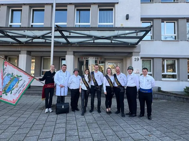 Stolz präsentiert sich der Maihofstaat des JGV „Echte Fründe“ Niederkassel vor dem Rathaus.  | Foto: JGV