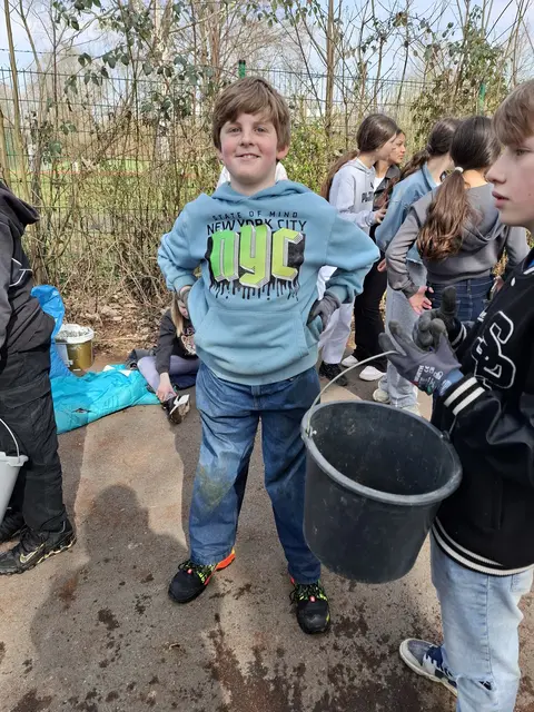 Schülerinnen und Schüler der sechsten Klassen machten Waldbröls Promenadenweg sauber  | Foto: Nicole Treunowski