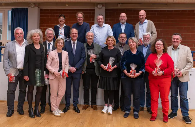 Verabschiedung von Ratsmitgliedern und Ortsvorstehern: Bürgermeister Dirk Breuer würdigte deren Engagement und dankte für die geleistete Arbeit.  | Foto: Bild: Stadt Hürth / Giuseppe Piliero