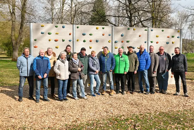 Viele Vertreter aus Politik und der Sponsoren kamen zur Einweihung der neuen Boulderwand im Eitorfer Siegpark. | Foto: Herkenrath