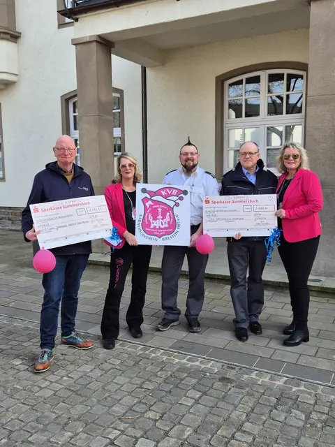 Spendenübergabe vor dem Rathaus in Wiehl.  | Foto: Sebastian Rau
