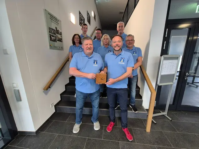 Eine neue Zeit beim Heimatverein bricht an: Dominik Seitz (vorne r.) mit Volker Rothmann (l.) im Kreise des neuen und alten Vorstandsteams.  | Foto: Heimatverein Drabenderhöhe e.V.