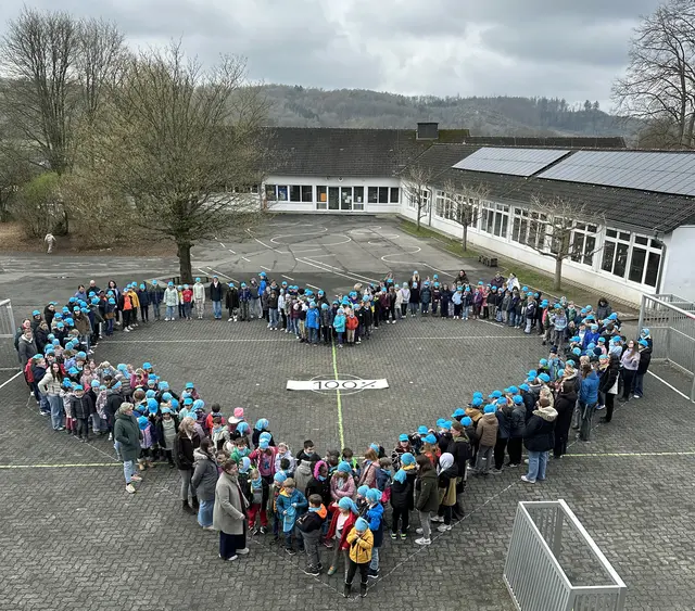 Die Kinder der Schulgemeinde der GGS Oberwiehl und der Förderschule für Sprache des Oberbergischen Kreises haben auf dem Schulhof ein Herz gebildet - als Zeichen für ein gutes Miteinander..  | Foto: OBK
