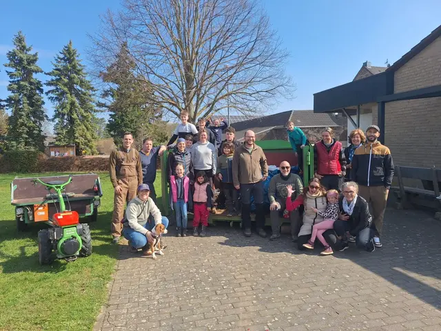 Der Bürgerverein hatte zur traditionellen Müllsammelaktion aufgerufen. Viele folgten diesem Appell: Gemeinsam befreiten sie Wege, Grünflächen und Straßenränder von achtlos entsorgtem Unrat. 		 | Foto: Bürgerverein/Thomas Helmling/pp/Agentur ProfiPress