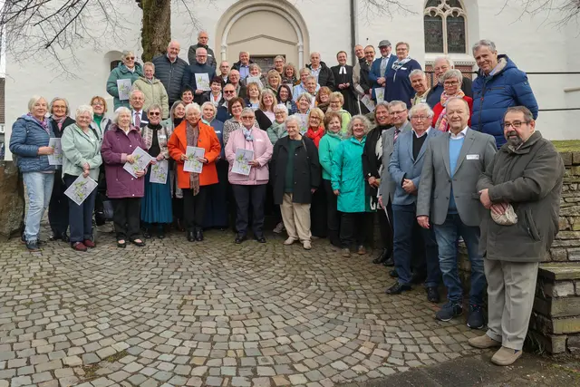In Anschluss an den Gottesdienst war Zeit für das Gruppenfoto mit Pfarrer Matthias Köhler auf der Kirchentreppe.  | Foto: Silke Hielscher