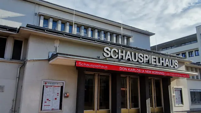 Vereine und Initiativen setzten gemeinsam mit Bezirksbürgermeisterin Feyza Yildiz darauf, das Schauspielhaus am Theaterplatz in Bad Godesberg zu erhalten.  | Foto: AS