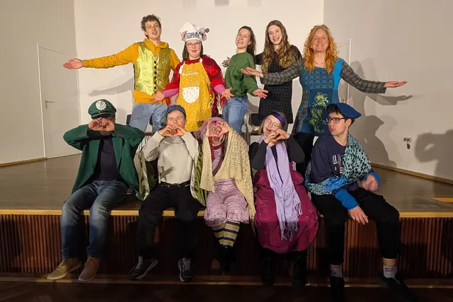 „Alle gehören dazu“: Unter diesem Credo stand das inklusive Theaterprojekt, das Monika Timme (hinten rechts) mit den jungen Akteuren im Lukas‑Pfarrzentrum auf die Bühne gebracht hatte. | Foto: fes