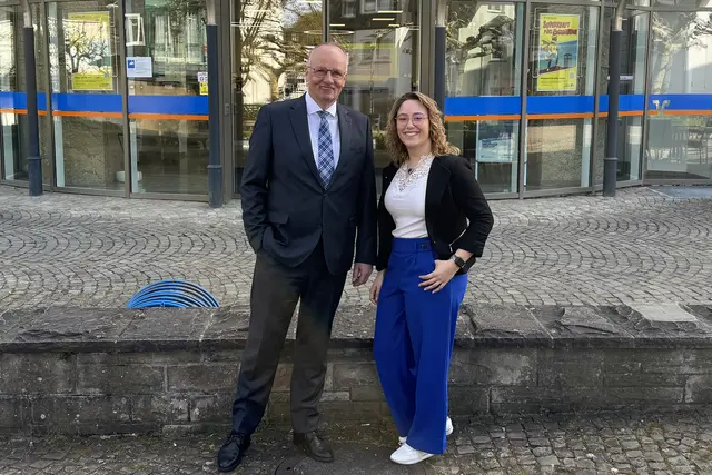 Pia Wippenbeck (r.) mit Niederlassungsleiter Stefan Weise | Foto: Volksbank Engelskirchen