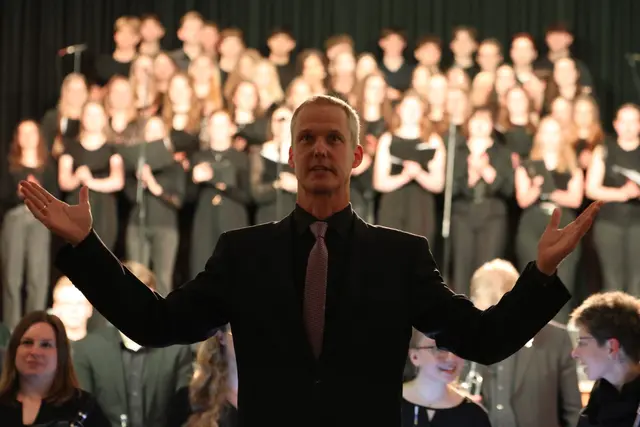 Dirigent Ingo Samp führt Chor und Bläserphilharmonie beim Konzert „A Symphony of Dreams“ in der Aula des Hollenberg‑Gymnasiums | Foto: Michael Kupper