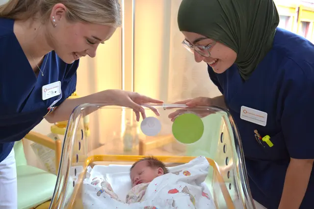 Pflegekräfte kümmern sich liebevoll um das Neugeborene. | Foto: Klinikum Oberberg