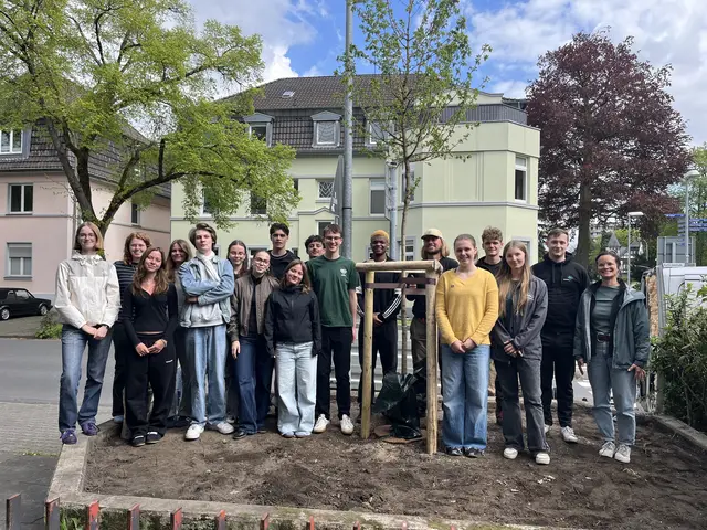 Schülerinnen und Schüler des St.-Ursula-Gymnasiums sowie Mitglieder des Umwelt-Arbeitskreises nach der Baumpflanzung auf dem Schulhof an der Kreuzung Kaiserstraße/Kurfürstenstraße. | Foto: St.-Ursula-Gymnasium