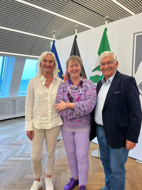 KSB-Geschäftsführerin Anja Lepperhoff (l.), Staatssekretärin Andrea Milz, KSB-Vorsitzender Hagen Jobi.  | Foto: Dieter Brüning