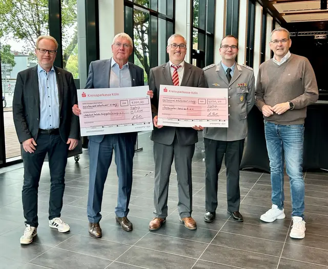 Andreas Roth (Vorstand Stadtbetriebe Siegburg AÖR), Landrat Sebastian Schuster (Vorsitzender des Kreisverbandes Rhein-Sieg Volksbund Deutsche Kriegsgräberfürsorge), Dirk Umbach-Spelz (Bereichsvorsitzender West des Bundeswehr-Sozialwerk), Hauptmann Kristian Palauneck (stellv. Leitung Musikkorps der Bundeswehr) und Bürgermeister  Stefan Rosemann.  | Foto: Rhein-Sieg-Forum