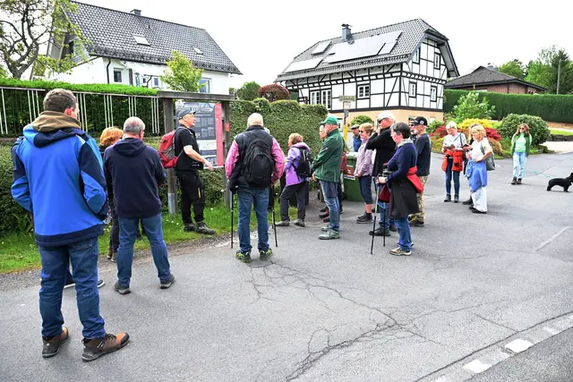 Im Ortsteil Oeleroth präsentierte Guido Wagner eine seiner Info-
tafeln, die weiteres Wissenswertes zur Fachwerkbauweise aufzeigt. | Foto: Steimel