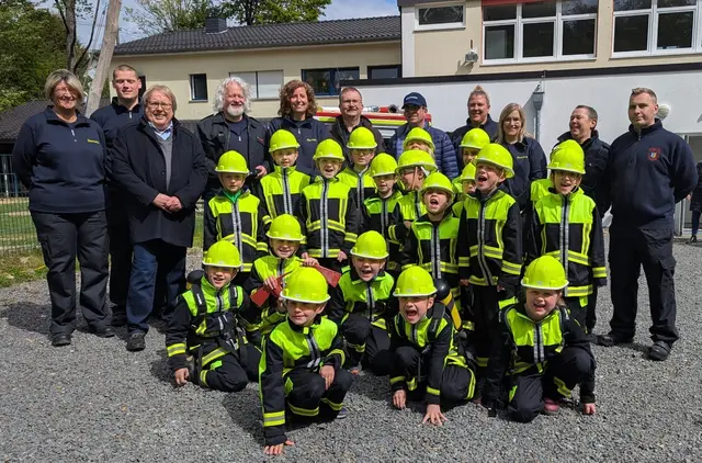 Der Feuerwehrnachwuchs mit Betreuern, Vize-Bürgermeister Jürgen Marquardt (3.v.l.) sowie dem ehemaligen Gummersbacher Bürgermeister Frank Helmenstein (7.v.l.).  | Foto: Feuerwehr Hunstig