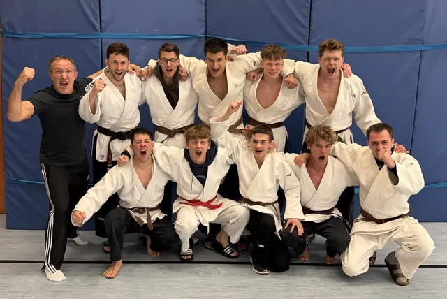 Die Judoka des Brühler TV feiern gemeinsam den erfolgreichen Saisonauftakt in der Oberliga. | Foto: Clemens Pulger