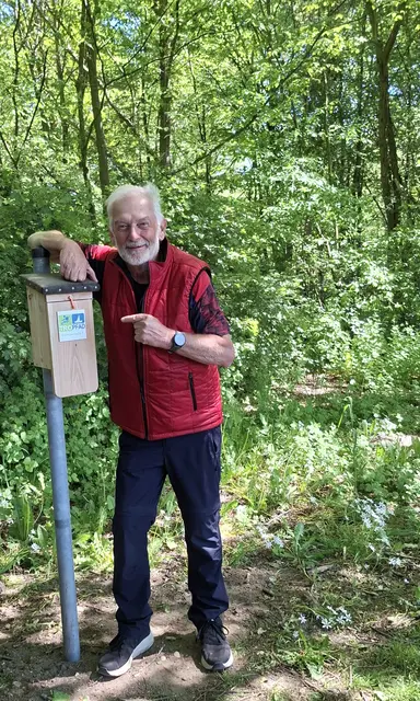 Der Initiator des TroPfades, Klaus Grommes, freut sich über die Stempelstation.  | Foto: Stadt Troisdorf