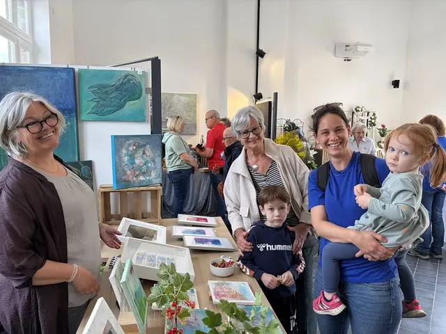 Im Trauzimmer des Kulturbahnhofs herrschte reges Treiben, wie hier am Stand von Andrea Mauelshagen (li.). | Foto: Karin Rechenberger