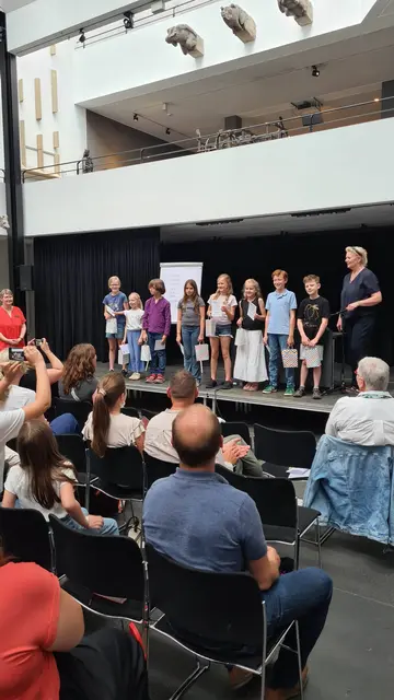 Die Schulsieger mit Anne Schmidt (links) und Susanne Haase-Mühlbauer (rechts).  | Foto: Halft
