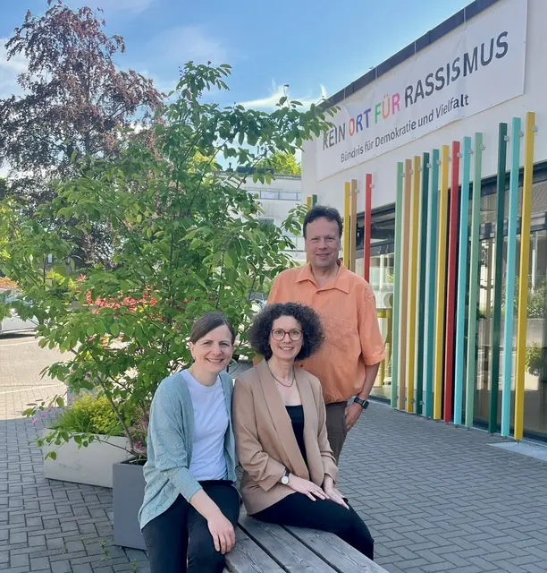 Sabine Machefer (links, Koordinatorin JOLINE) mit VHS-Leiter  Holger Hansen (hinten) und Alexandra Dedeurwaerder-Haas (rechts, Pädagogische Leiterin  der VHS).  | Foto: JOLINE