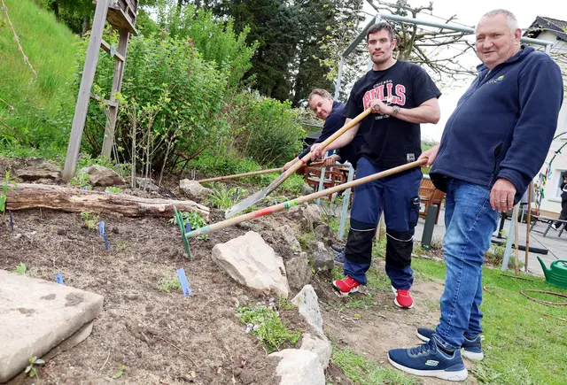 Viel Arbeit haben die Bewohner der Besonderen Wohnform „Haus Sonne“ unter fachlicher Anleitung durch Claudia Spoden in die naturnahe Gestaltung ihres Außenbereichs gesteckt. 		 | Foto: Steffi Tucholke/pp/Agentur Profipress