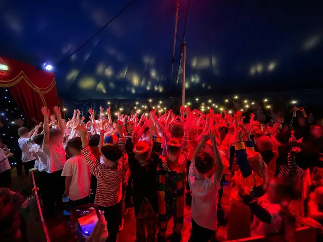 Alle vereint unter dem Zirkuszelt.  | Foto: J. Nassenstein
