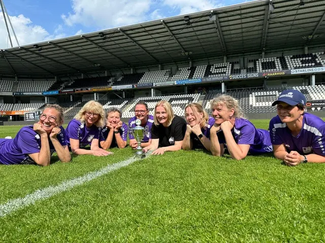 Die Wipperfürther Frauenmannschaft mit dem Pokal für Platz 3.  | Foto: Ralf Theunissen