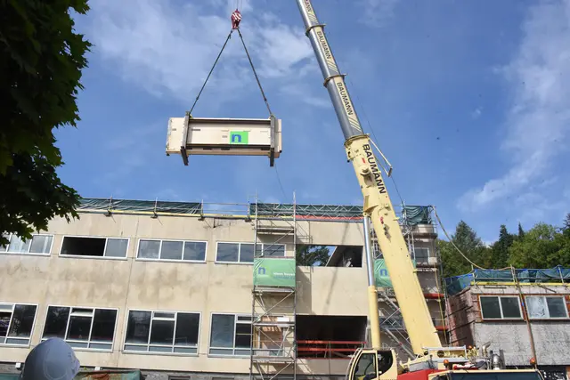 Nur wenige Minuten hing jeder der beiden Mosaik-Hälften am Kranhaken.  | Foto: AS
