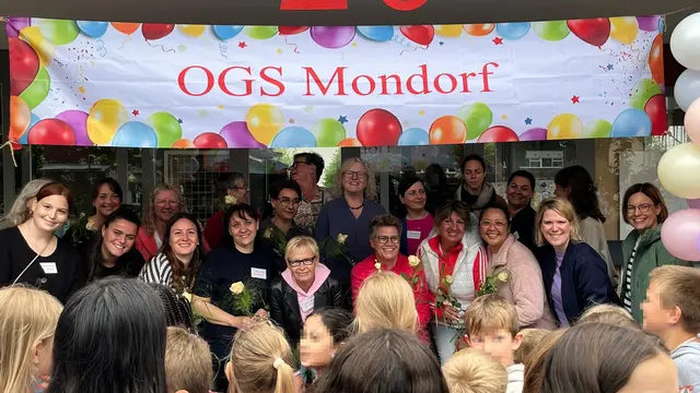 Zahlreiche Gäste beglückwünschten das OGS-Team und bedankten sich für die wichtige pädagogische Arbeit, die die Mitarbeitenden täglich leisten.  | Foto: Betreute Schulen