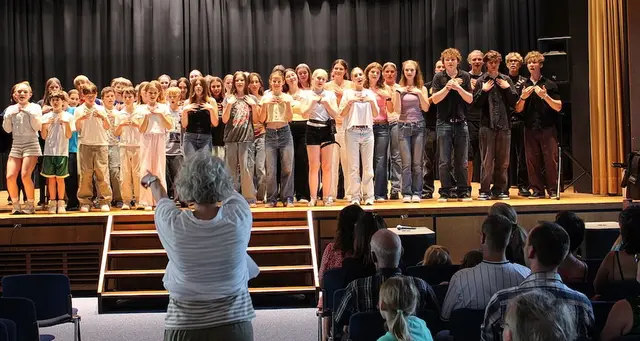 Der „Hard Chor“ des St.-Michael-Gymnasiums Bad Münstereifel riss das Publikum mit modernen Songs und viel Spielfreude mit.  | Foto: Bernhard Karst/GAT/pp/Agentur ProfiPress