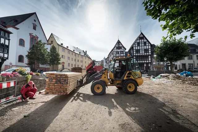 Die Fotoausstellung im Kreishaus Euskirchen erinnert fünf Jahre nach der Flutkatastrophe von 2021 an die Ereignisse, die Betroffenen und den Wiederaufbau in der Region.  | Foto: Joachim Rieger