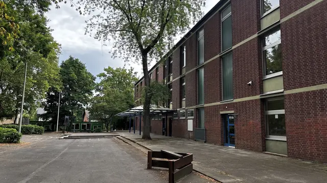 Der Gebäudeteil 1 der Burgschule nimmt demnächst die Steinzeugschule auf.   | Foto: Stadt Frechen