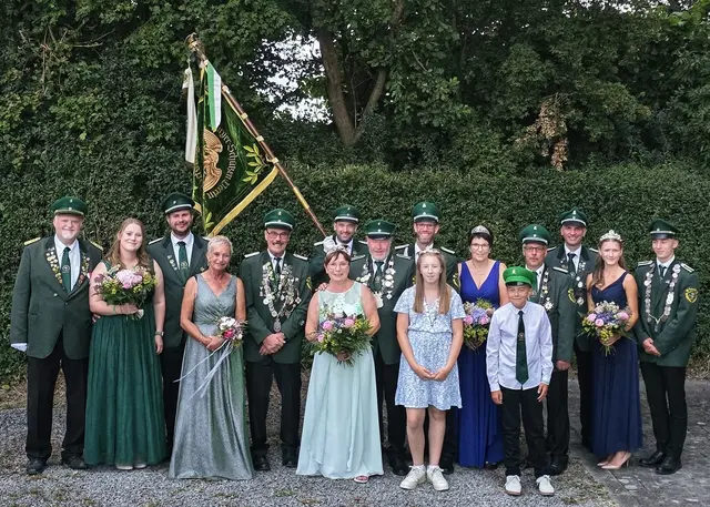 Die neuen Majestäten und weiteren Würdenträger, darunter das Königspaar, das Jungschützenkönigspaar, die Kindermajestäten, die Schützenliesel sowie das Kaiserpaar | Foto: Bürgerschützenverein Sinspert