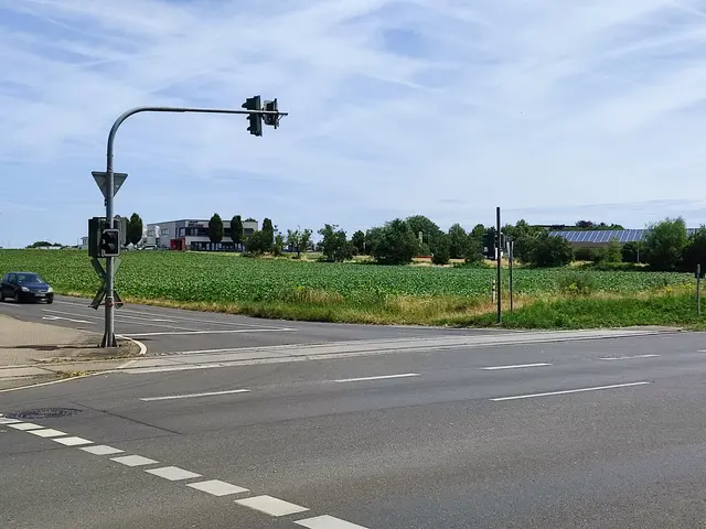 Dieses Gebiet an der Rheidter Straße soll für Einzelhandel und Gewerbe entwickelt werden. Zudem soll es mit einer Haltestelle an die geplante S-Bahn angebunden werden  | Foto: Bracker