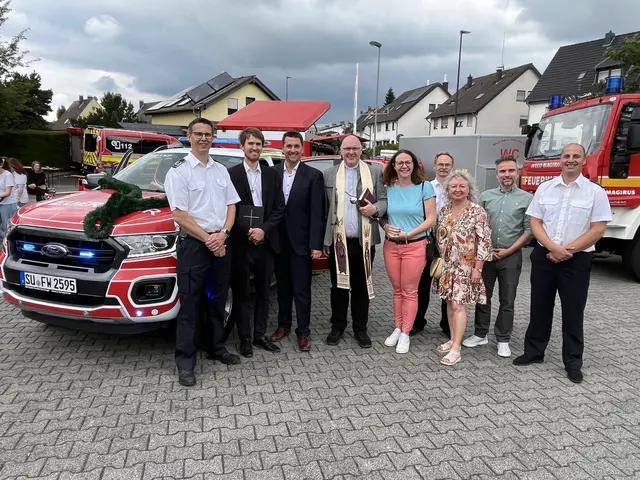 Einweihung des neuen Fahrzeugs (von links): Lars Gödel (Leiter der Feuerwehr), Pfarrer Marc Jansen, Bürgermeister Alexander Biber, Pfarrer Hermann-Josef Zeyen, MdL Katharina Gebauer, Benjamin Schaeling (stellv. Einheitsführer Spich), Ortsvorsteherin Barbara Schwartz, Feuerwehrdezernent Oliver Kosmalla-Neumann und Dirk Walsdorf (Einheitsführer Spich).  | Foto: Feuerwehr Troisdorf