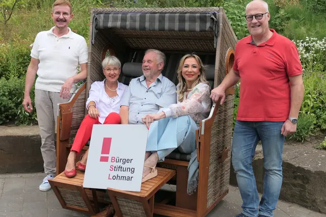 Freude über die Strandkörbe (von links): Edgard Drückes (Hospizleiter), Gabriele Willscheid (Bürgerstiftung), Udo Overath (Bürgerstiftung), Renate Krämer (Vorsitzende Bürgerstiftung) und Dirk Bellmann (Verwaltungsleiter Elisabeth-Hospiz). | Foto: Elisabeth-Hospiz